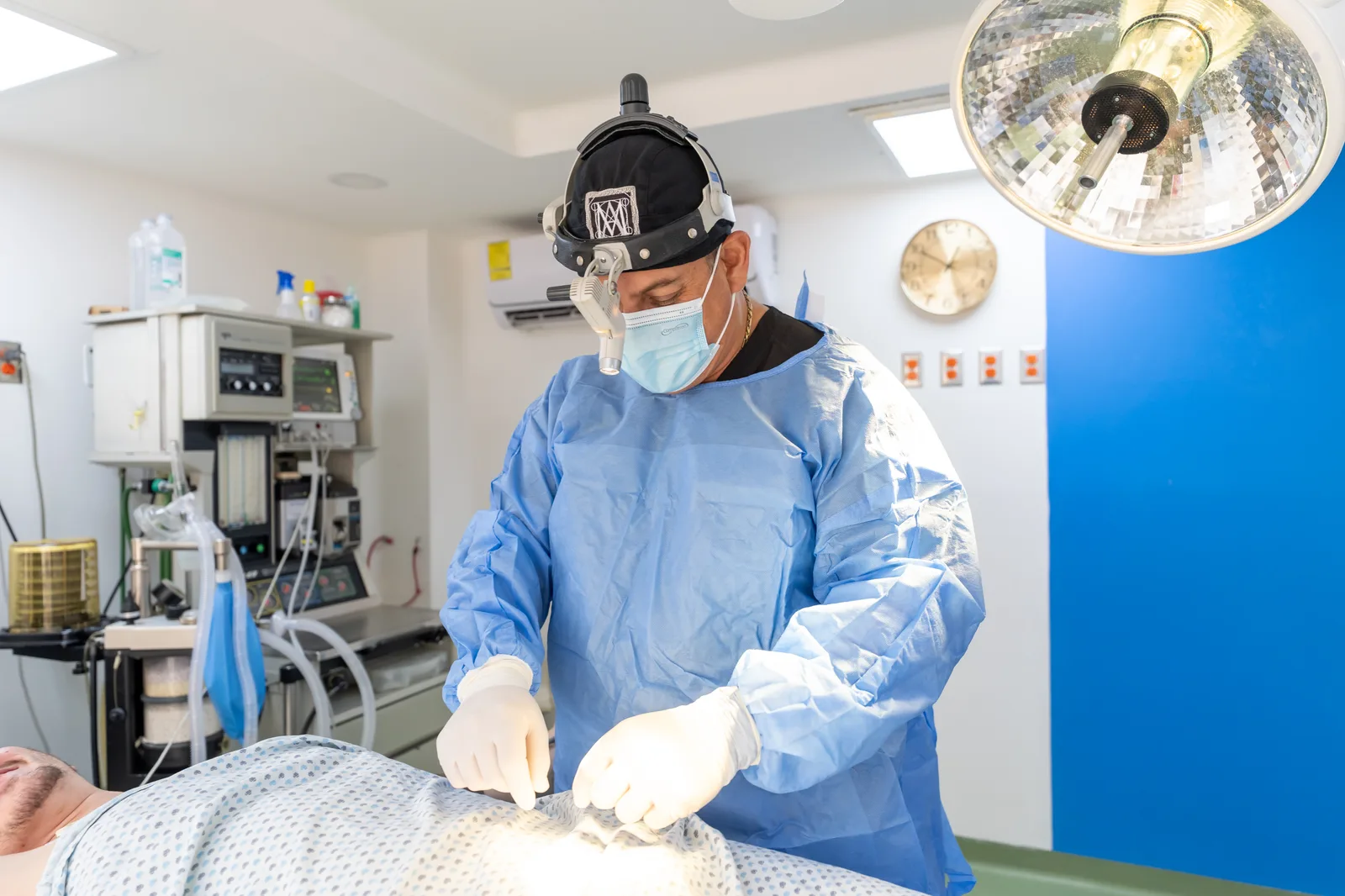 Dr. Miguelangel Guevara operating in Mexico City